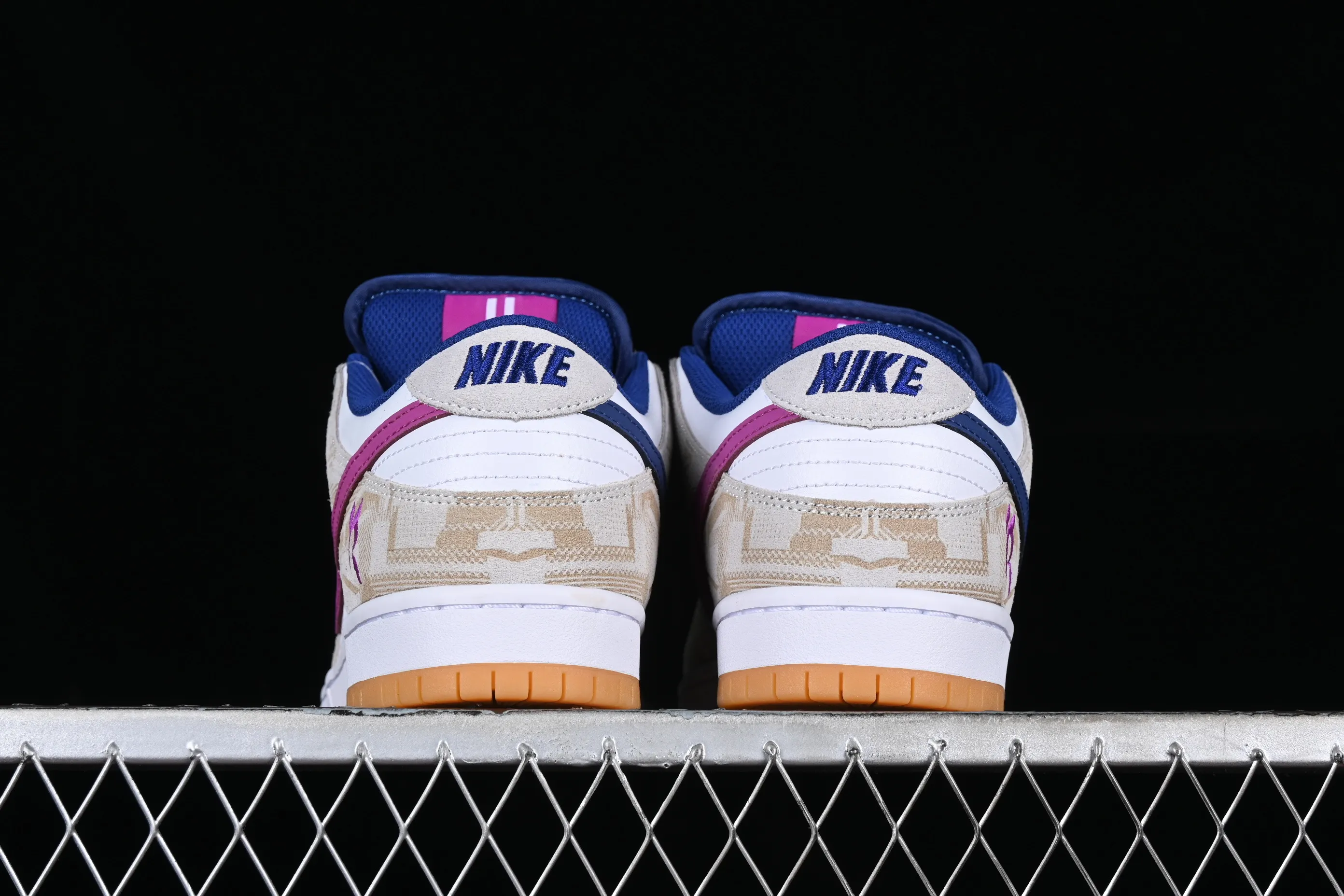 All Categories Nk SB Dunk Series Nk SB Dunk Low Low-top sneakers C version Rayssa Leal x Nk SB Dunk Low Brazilian skateboarding goddess joint model SB low-top casual sneakers FZ5251-001
